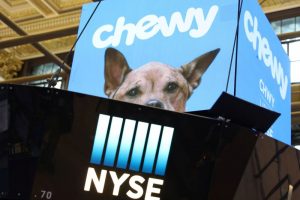 Read more about the article Chewy Director Star Buys $10 Million in Stock Over Recent Weeks By Investing.com
