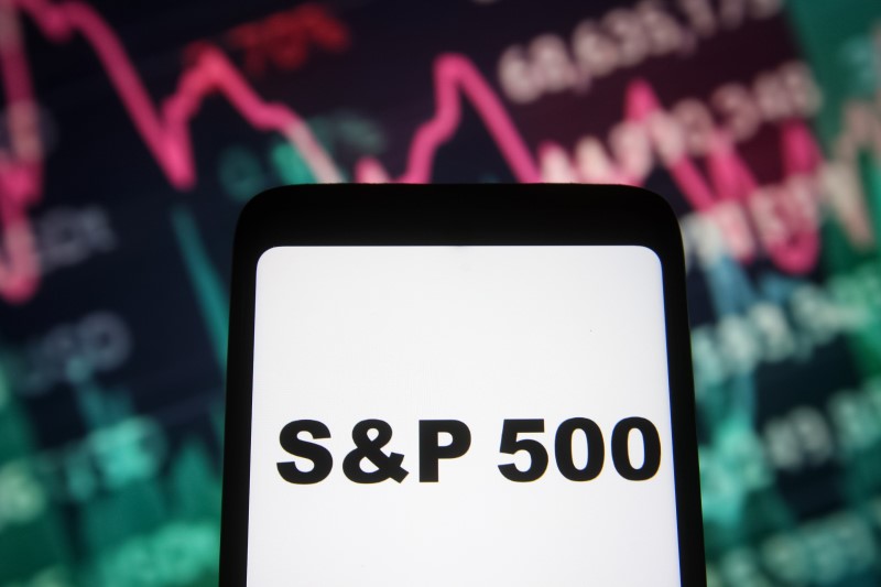S&P 500 Settles Slightly Lower, Market Volatility Decreases